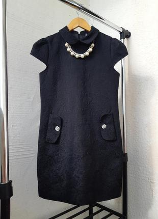 Чорне фактурне сукня з коміром