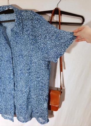 Блакитна блуза сорочка з коротким рукавом в дрібний квітковий принт2 фото