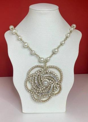 Брендовая подвеска камелия с кристаллами цирконами и жемчугом