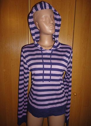 Яркая полосатая футболка с капюшоном