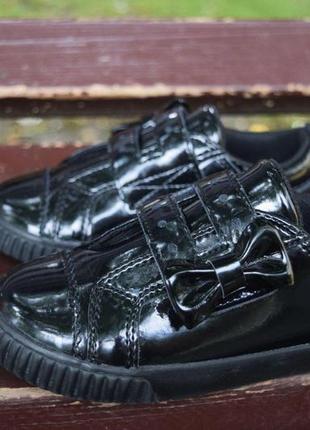 Модные, лаковые туфли на липучке