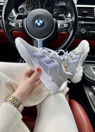 Красиві жіночі кросівки adidas ozweego сріблясті4 фото