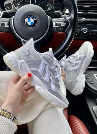 Красивейшие женские кроссовки adidas ozweego серебристые2 фото