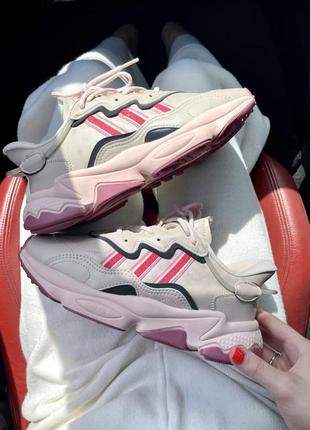 Замечательные женские кроссовки adidas ozweego бежевые с розовым