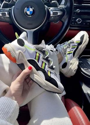 Стильные женские кроссовки adidas ozweego белые с чёрным