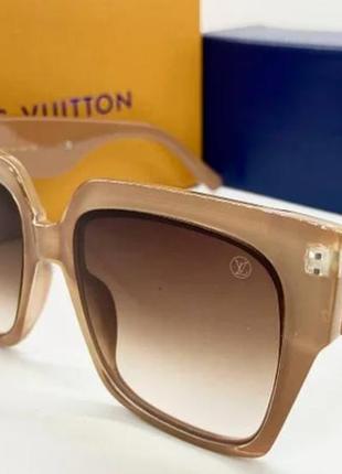 Женские солнцезащитные очки в бежевой оправе