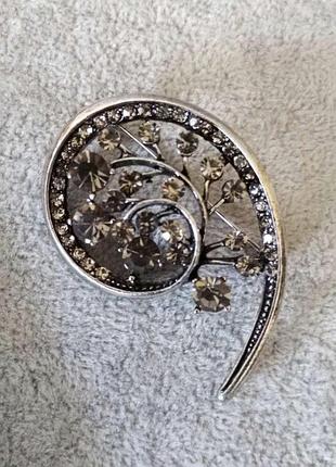 Брошь веточка с серыми стразами