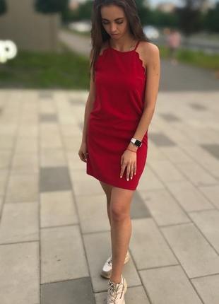 Платье на бретелях