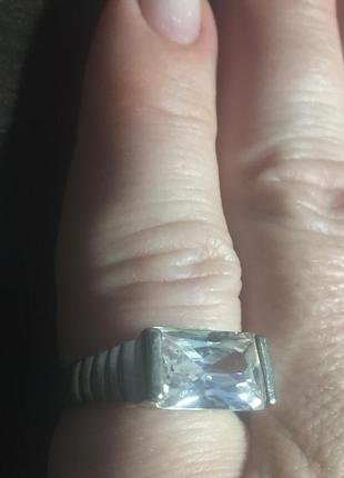 Серебряное кольцо с цирконием.размер :17.5