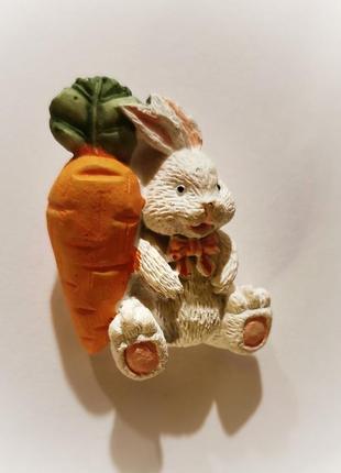 Винтажная брошь зайчик с морковкой кролик заяц гипс гипсовая