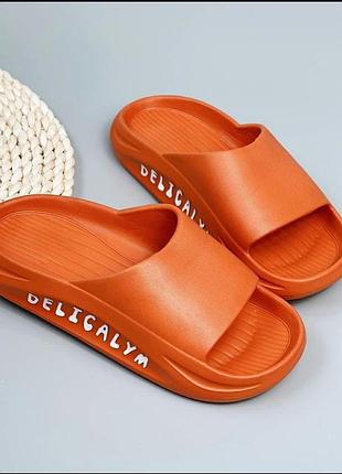 Яскраві шльопанці на дівчинку