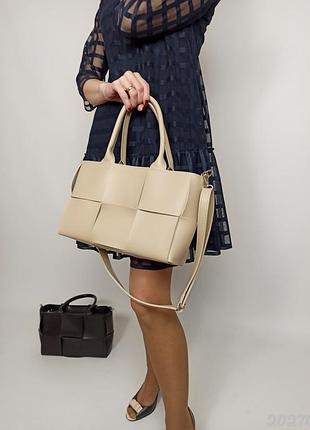 Бежевая сумочка. широким плетением. трендова скмочка  з плетінням