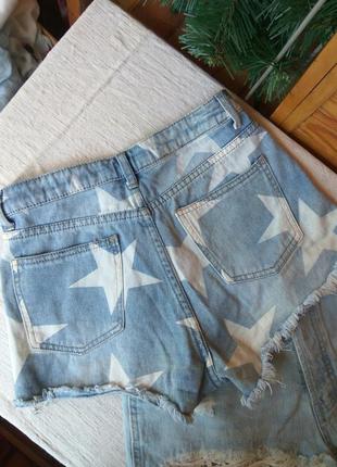 Фирменные короткие рваные высокие джинсовые шорты со звёздами4 фото