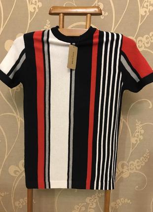 Очень красивая и стильная брендовая футболочка в полоску.