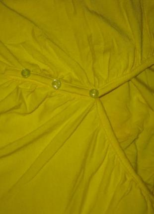 Ярко желтая футболочка в рубчик с открытой грудью,  км09473 фото