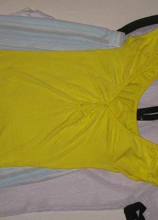 Ярко желтая футболочка в рубчик с открытой грудью,  км09475 фото