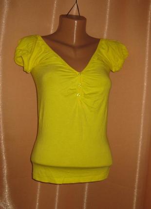 Ярко желтая футболочка в рубчик с открытой грудью,  км0947