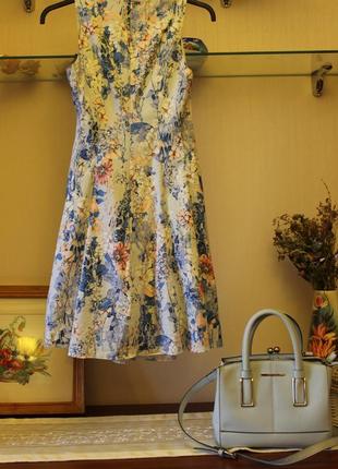 Нежно голубое платье в цветочный принт с юбкой клеш3 фото