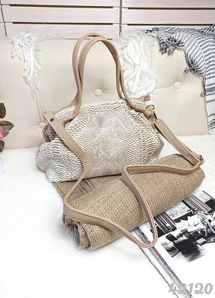 Небольшая бежевая сумочка кожа рептилия.