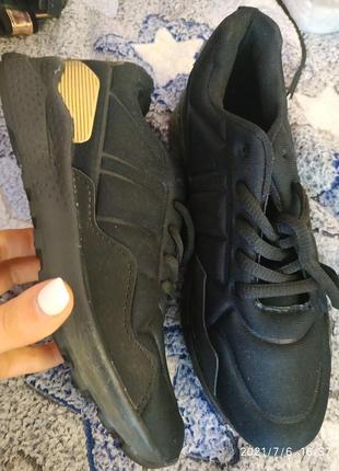 Стильні кросівки з золотою вставкою, розмір 36.