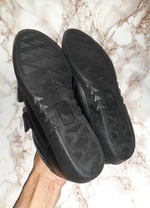 Черные кроссовки на двойных липучках10 фото