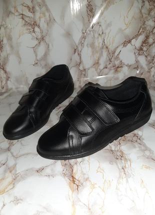 Черные кроссовки на двойных липучках9 фото