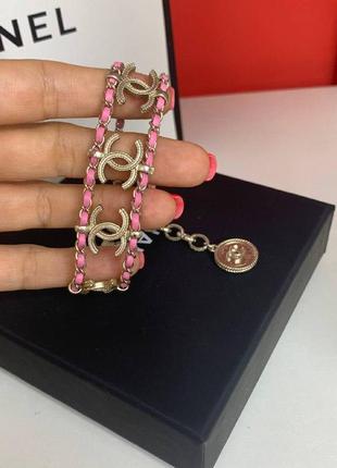 Розовый браслет со вставками кожи и логотипами3 фото