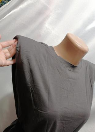 Стильное платье футболка с подплечниками и поясом тренд сезона7 фото