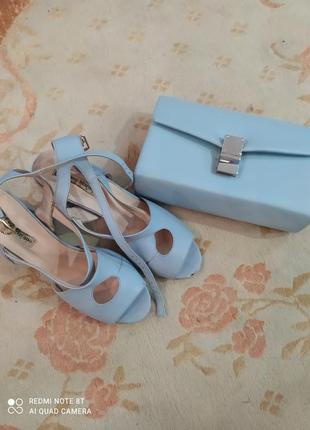 Босоніжки і клатч