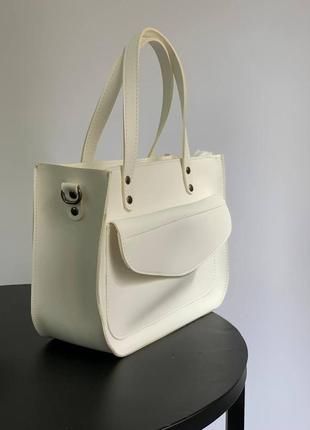Белая женская сумка с короткими ручками через плечо на молнии летняя1 фото