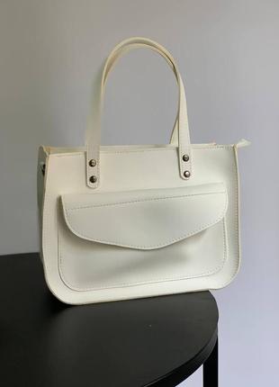 Белая женская сумка с короткими ручками через плечо на молнии летняя2 фото