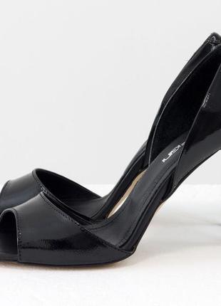 Кожаные стильные босоножки  на каблуке черного цвета на шпильке