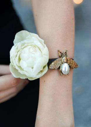 Женский кожаный браслет с пчелкой