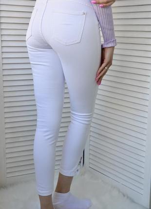 Белые скини джинсы sinsay4 фото