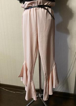 Нежно розовые брюки с воланами рюшами внизу