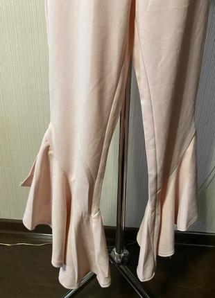 Нежно розовые брюки с воланами рюшами внизу