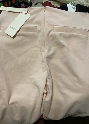 Нежно розовые брюки с воланами рюшами внизу