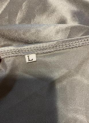 Шикарное серебряное металлик сатиновое  миди ассиметрия платье на одно плечо7 фото