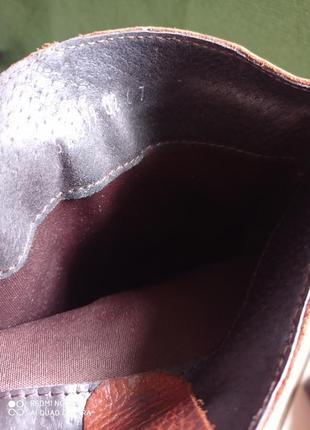Оригінальні шкіряні чоботи коричневі з косою на середньому каблуці5 фото