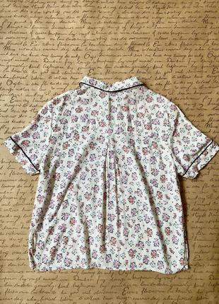 Актуальная светлая укороченая свободная блуза в цветочек в пижамном стиле с коротким  рукавом и молнией тениска в пижамном стиле.2 фото
