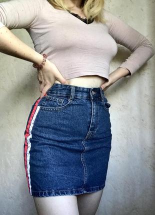 Акция! джинсовая мини юбка с лампасами темно синяя stradivarius2 фото
