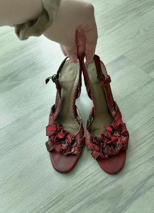 Босоножки кожаные