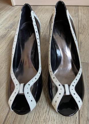 Елегантні класичні туфлі з відкритим носком лакові босоніжки2 фото