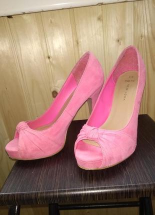 Туфлі з відкритим носком рожеві