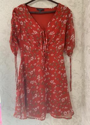Красиве червоне плаття в квітковий принт