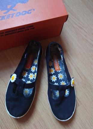 Балетки rocket dog чёрные с ромашками