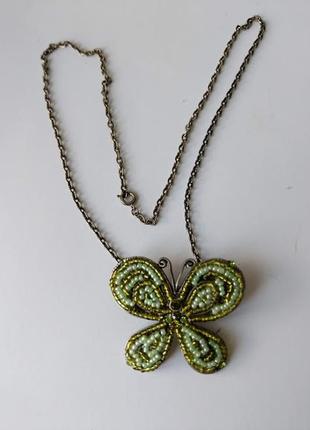 Подвеска бабочка, украшена бисером .на цепочке.