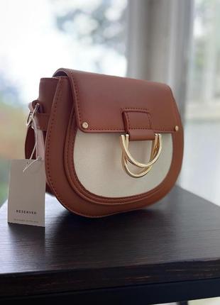 Сумка на длинном ремешке через плечо коричневая