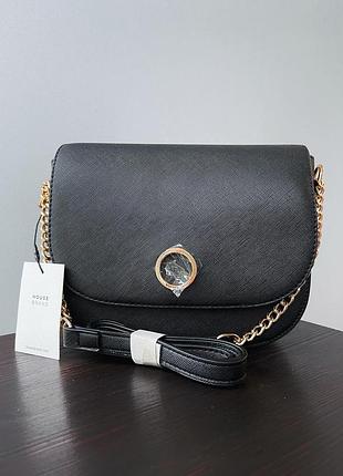 Чорна сумка на довгому ремінці через плече