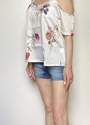 Летняя короткая белая блузка блуза на тонких бретелях принт розы2 фото